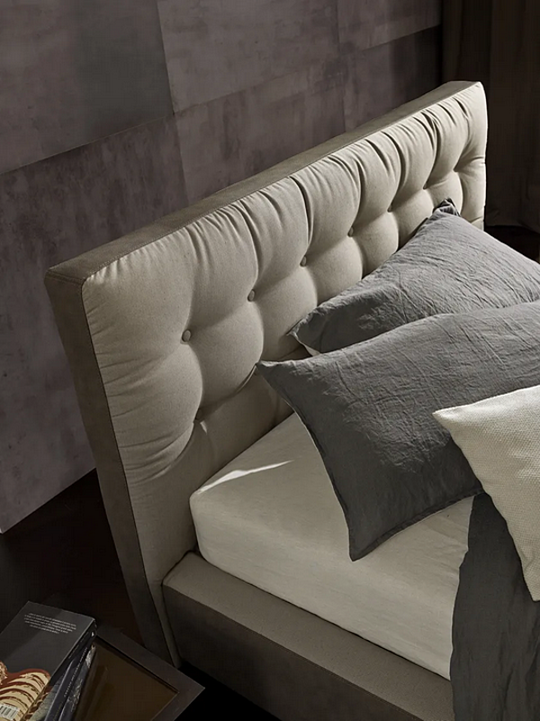 Full size upholstered bed with tufted backrest Duomo Design Parigi factory Duomo Design from Italy. Foto №2