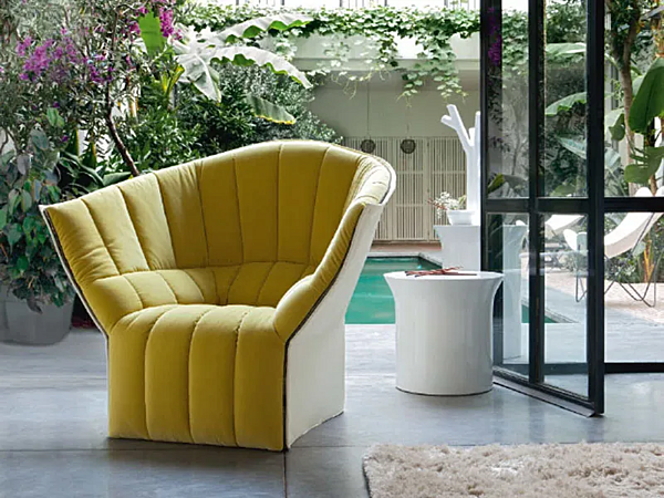 Upholstered fabric armchair with armrests LIGNE ROSET Moel factory LIGNE ROSET from Italy. Foto №1