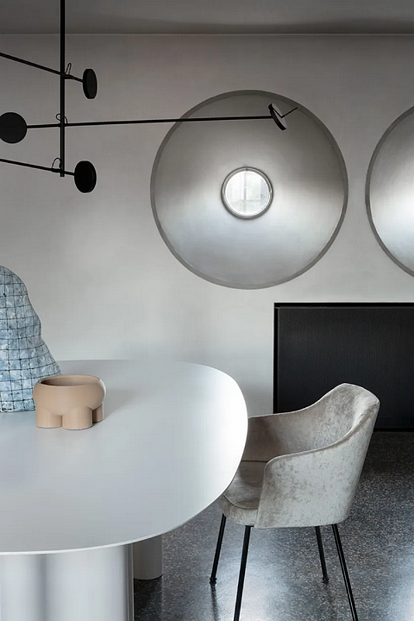 Oval table with polyurethane base and lacquered MDF top Saba Teatro Magico factory SABA from Italy. Foto №5