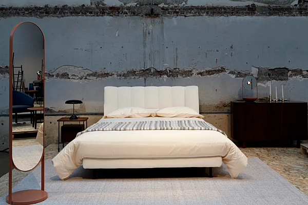 Double bed with upholstered headboard fabric LIGNE ROSET Evisa factory LIGNE ROSET from Italy. Foto №4