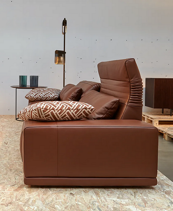 Two-seater leather sofa with headrest LIGNE ROSET Grand Angle factory LIGNE ROSET from Italy. Foto №4