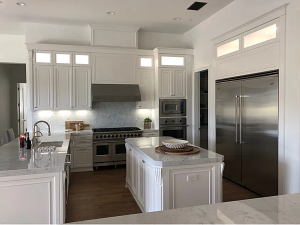 Custom Solid Wood Kitchen with Island and Handles Martini Interiors Bakersfield factory MARTINI INTERIORS from Italy. Foto №1
