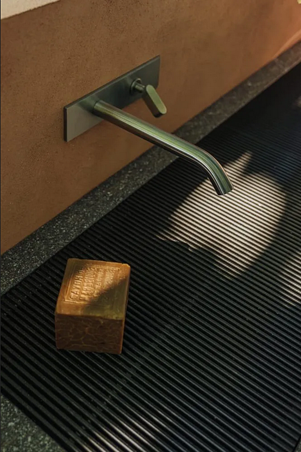 Wall mounted stainless steel washbasin mixer with square plate AGAPE factory Agape from Italy. Foto №3