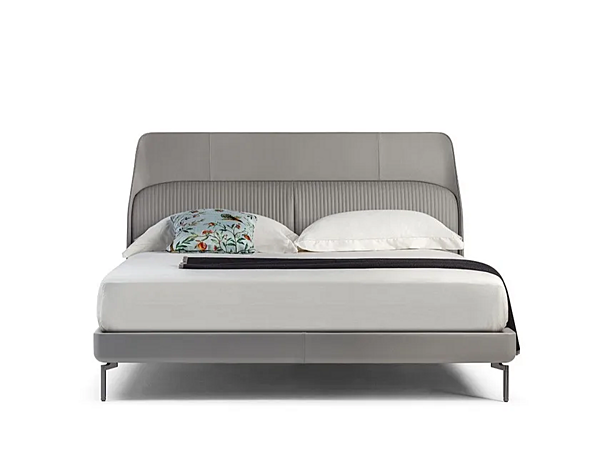 Leather bed with upholstered headboard POLTRONA FRAU Coupe de Luxe factory POLTRONA FRAU from Italy. Foto №2