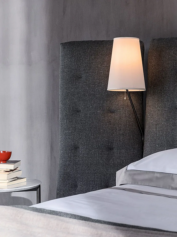 Bed with high angled headboard upholstered Flou Paravento factory Flou from Italy. Foto №3