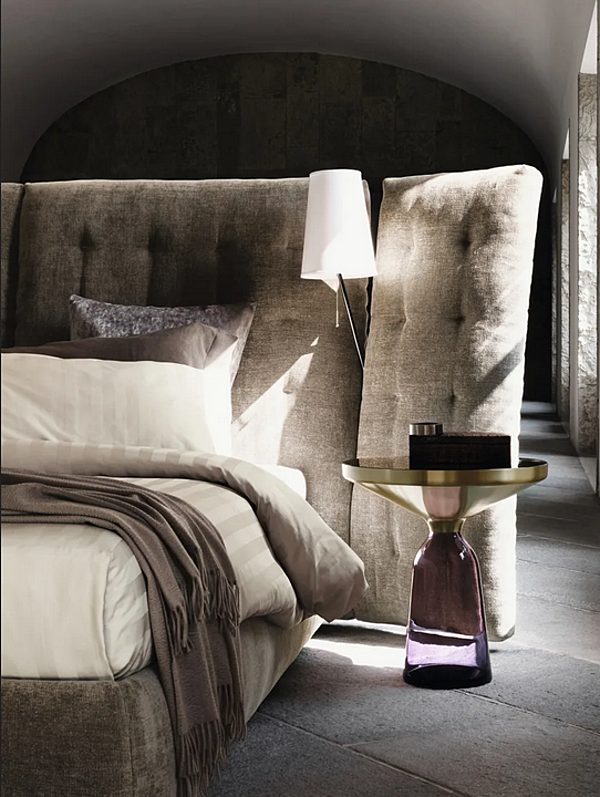 Bed with high angled headboard upholstered Flou Paravento factory Flou from Italy. Foto №7