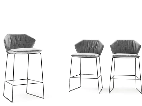 Fabric stool with footrest Saba New York factory SABA from Italy. Foto №2