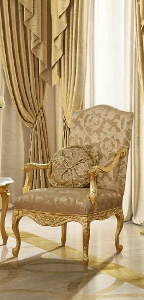 Classic bedroom with dark walnut marquetry, beige and gold fabric upholstery factory MODENESE GASTONE from Italy. Foto №2