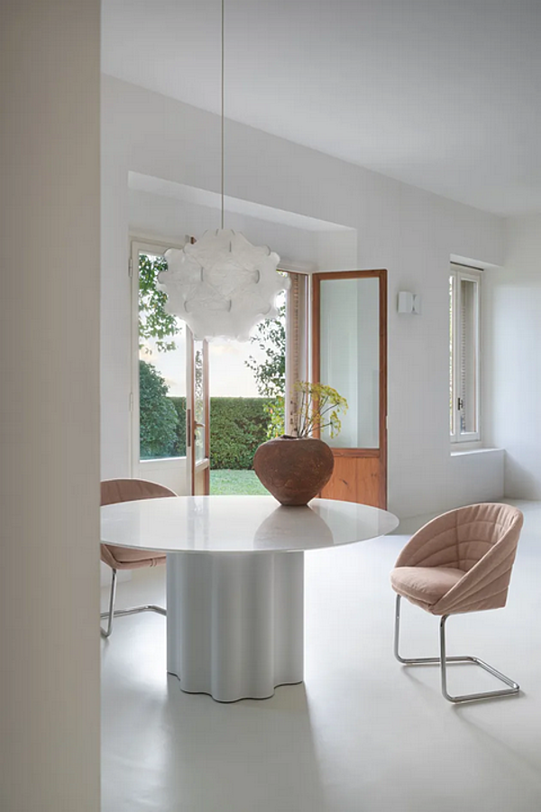 Round table with polyurethane base and marble top Saba Teatro Magico factory SABA from Italy. Foto №4