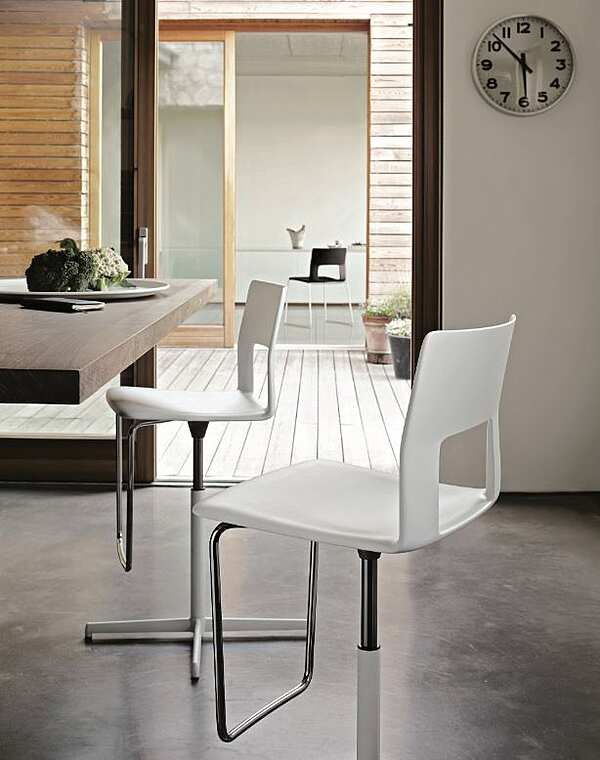 Bar stool DESALTO Kobe - swivelling barstool with adjustable height factory DESALTO from Italy. Foto №5